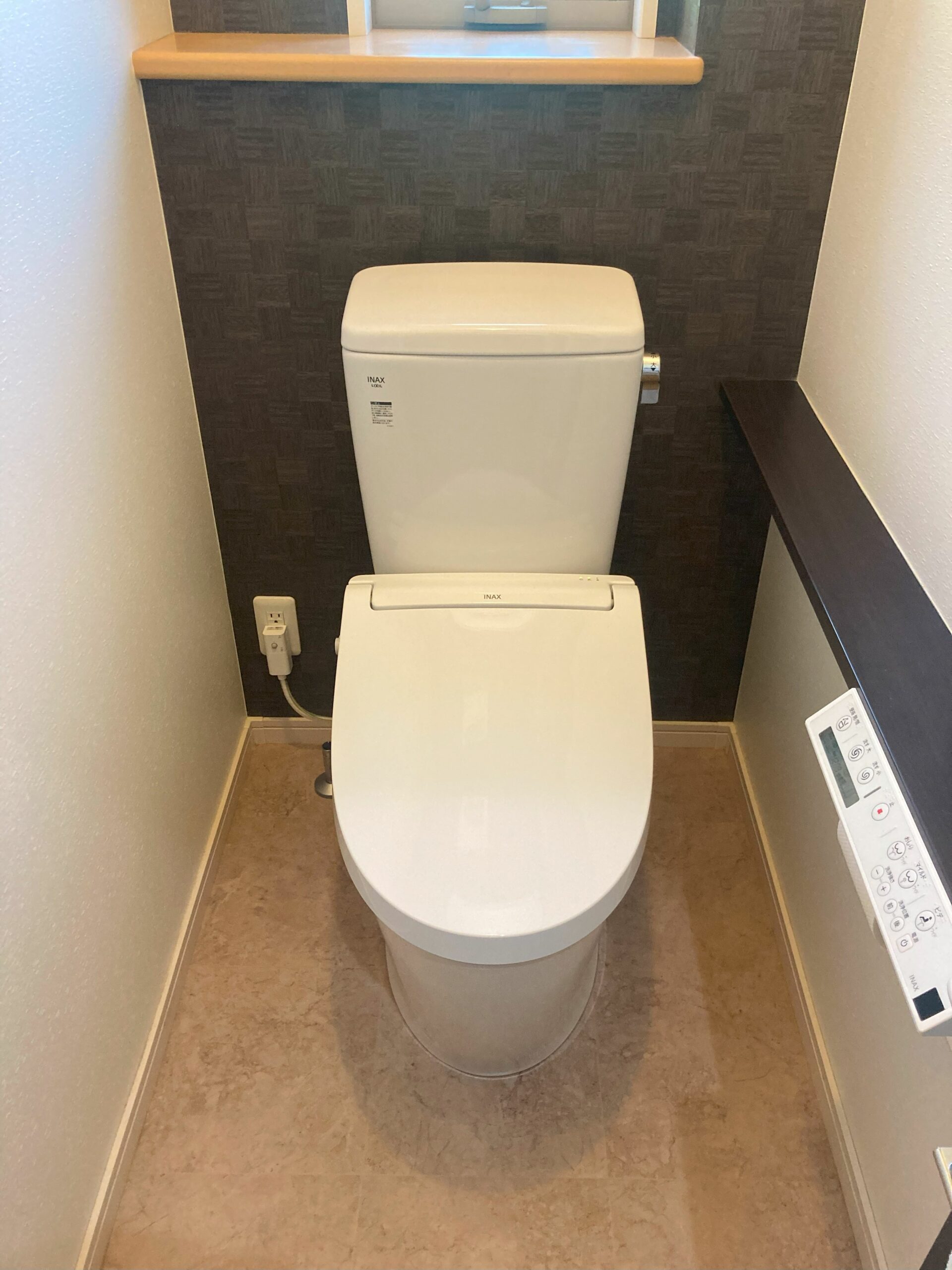 タンク貯水タイプのトイレにお取り替え🚽。